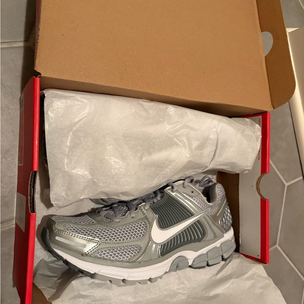 Priced for quick sale today!!! NWT Nike Zoom Vomero 5 Men’s Wolf Gray Size 10.5 - Picture 3 of 4